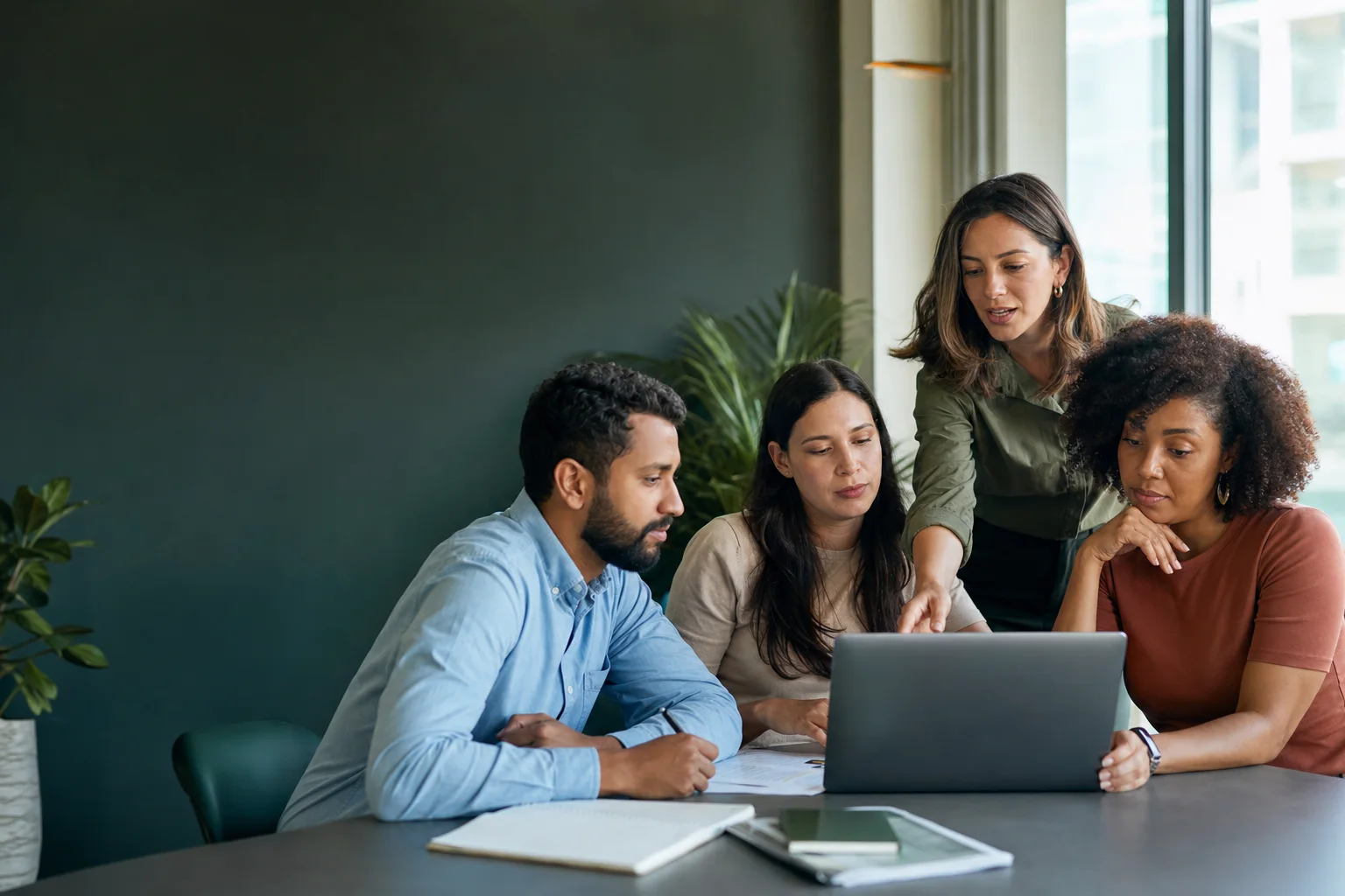 Equipe de pequena empresa reunida para avaliar benefícios